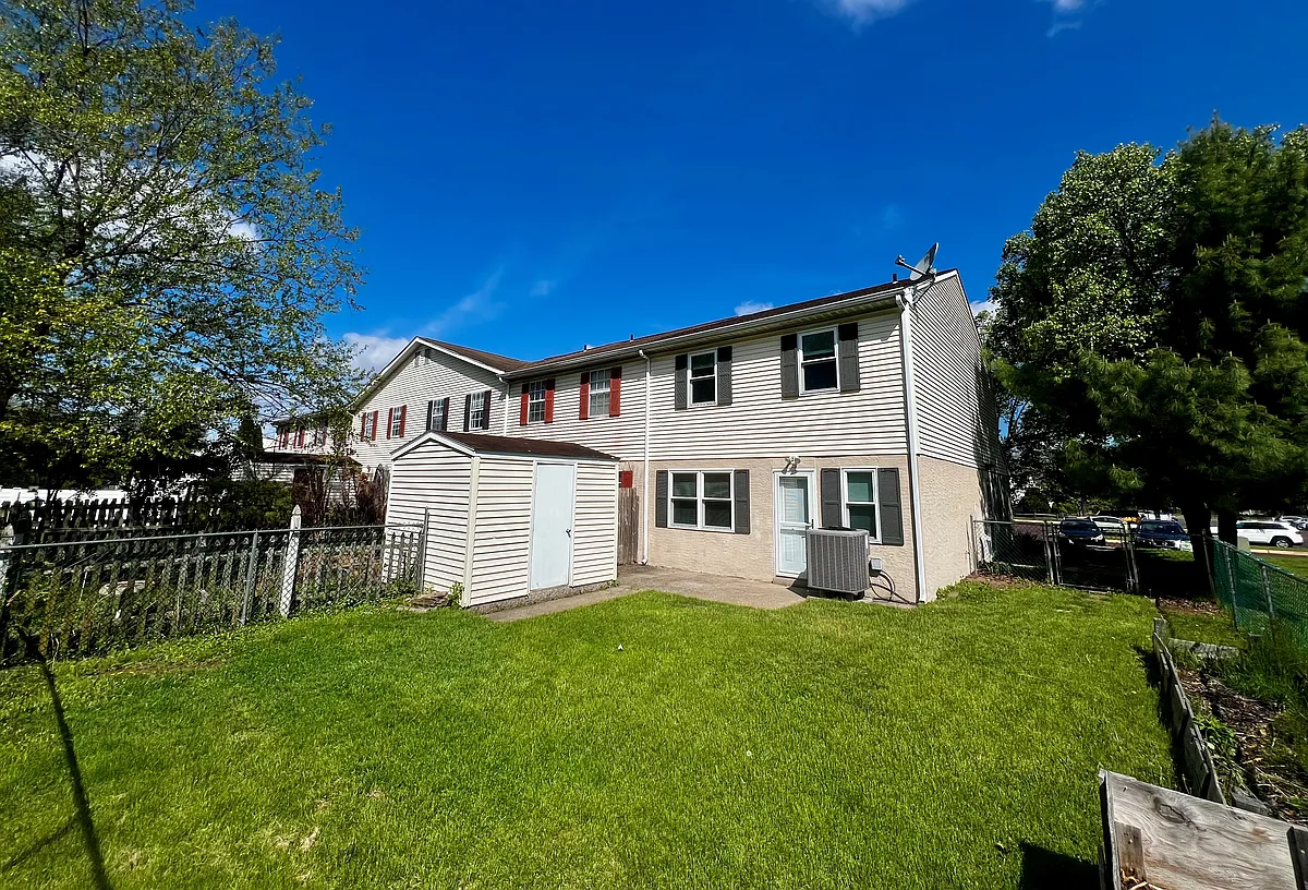 Large backyard ideal for entertaining or relaxing - 54 Ivy Ct
