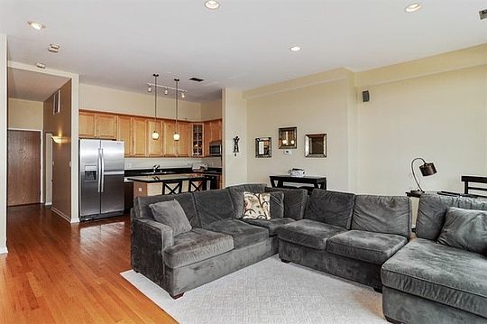 3rd image of 1350 W Fullerton Ave APT 515