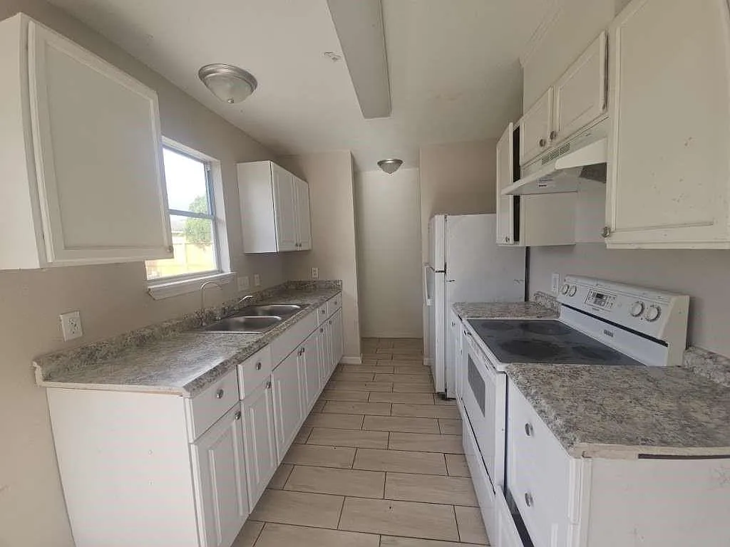 3 bed, 1.0 bath, 972 sqft, $2,099 — Photo 4