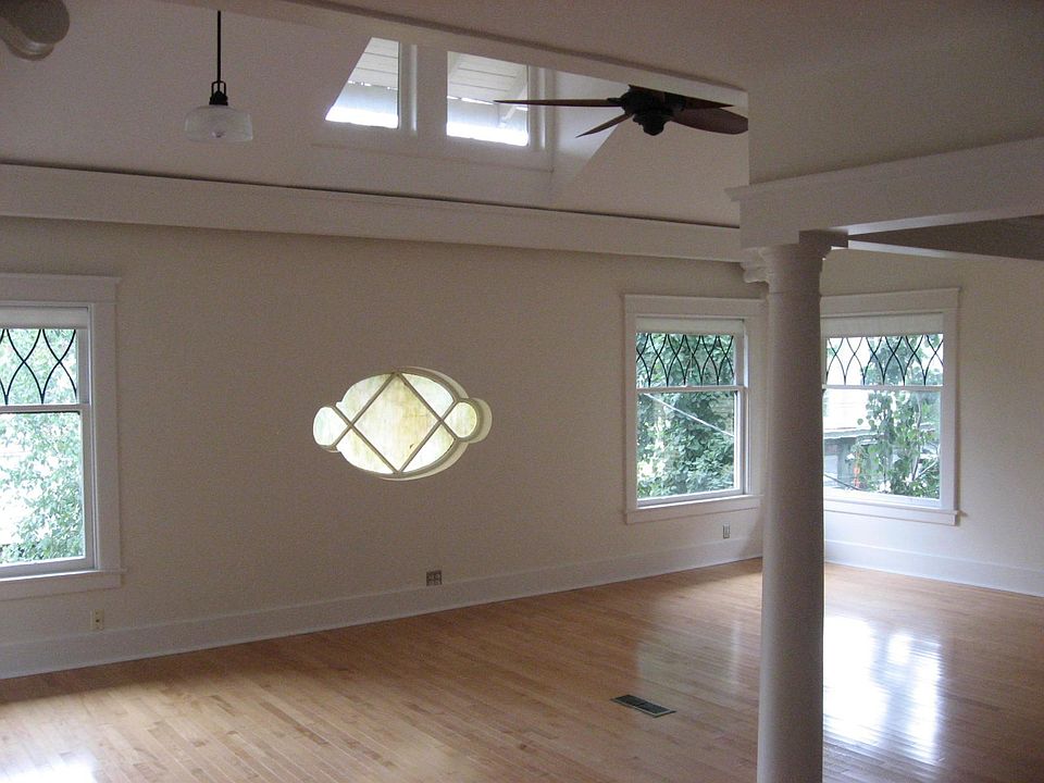 1st image of 606 12th Ave E #Up