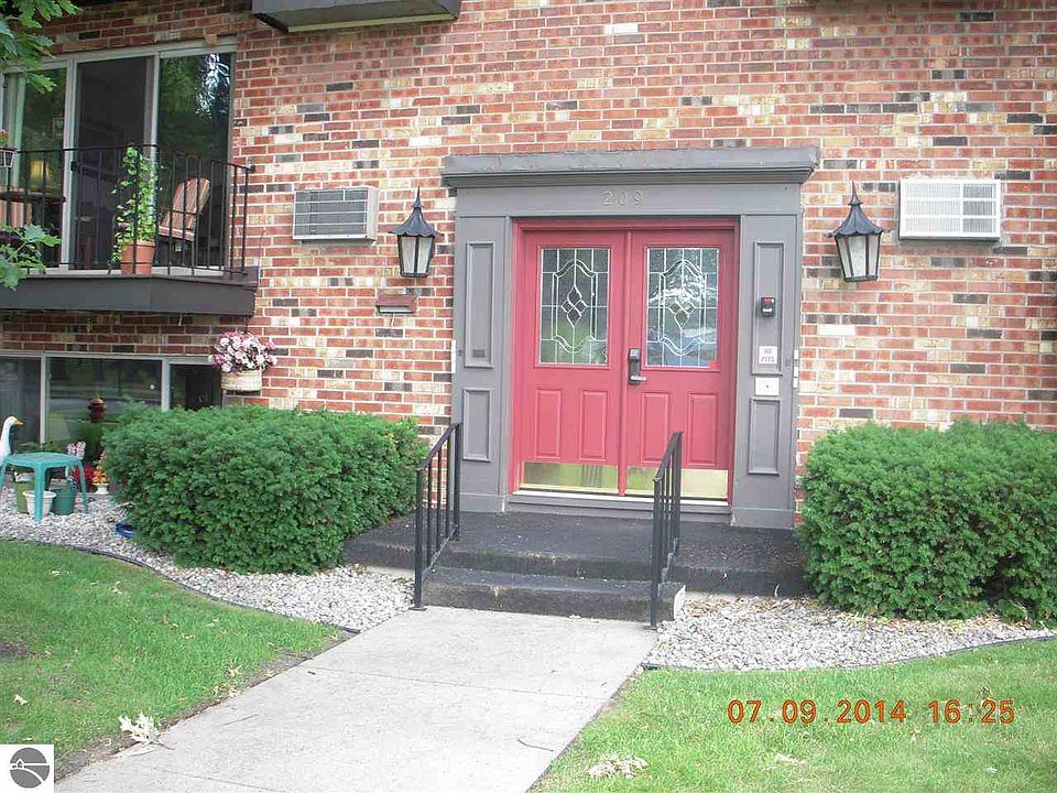 1st image of 209 Fair St