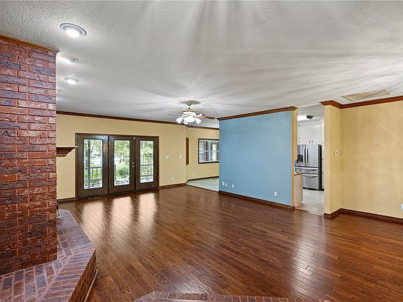 5th image of 111 Jennifer Dr
