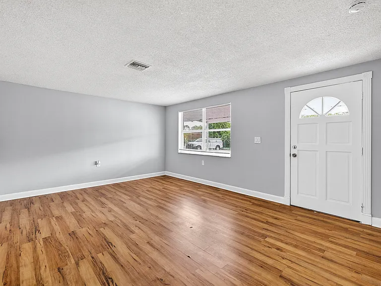 1639 Klaxon Ln — Photo 4