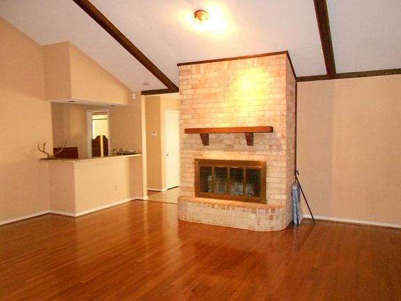 3rd image of 2826 Colony Dr