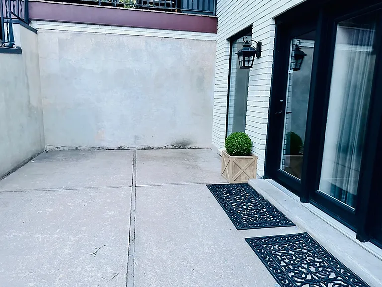 2586 E Woodland Dr #1 — Photo 18