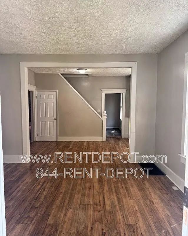 5 bed, 1.0 bath, 2104 sqft, $1,250 — Photo 2