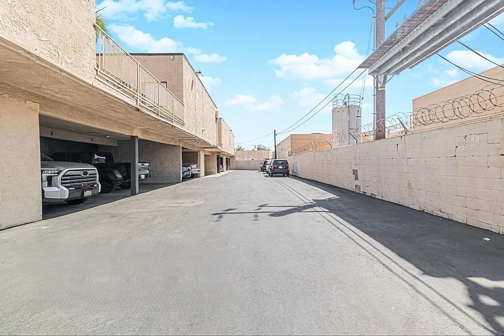 1 bed, 715 sqft, $1,950 — Photo 2