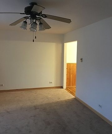 4th image of 18W110 Standish Ln