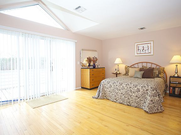 5th image of 10 Beaver Lake Ct