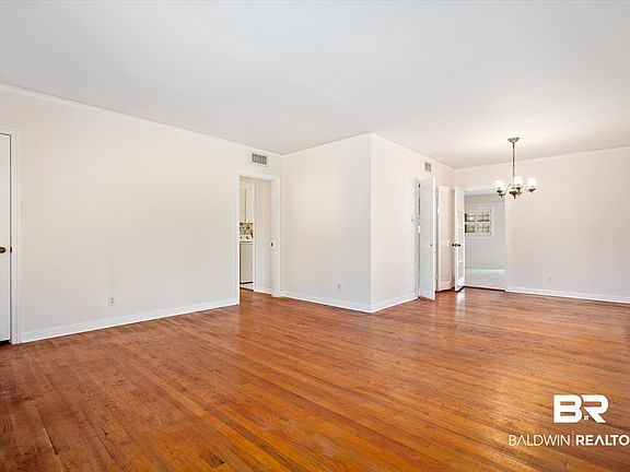 3rd image of 16 E Chadwick Dr
