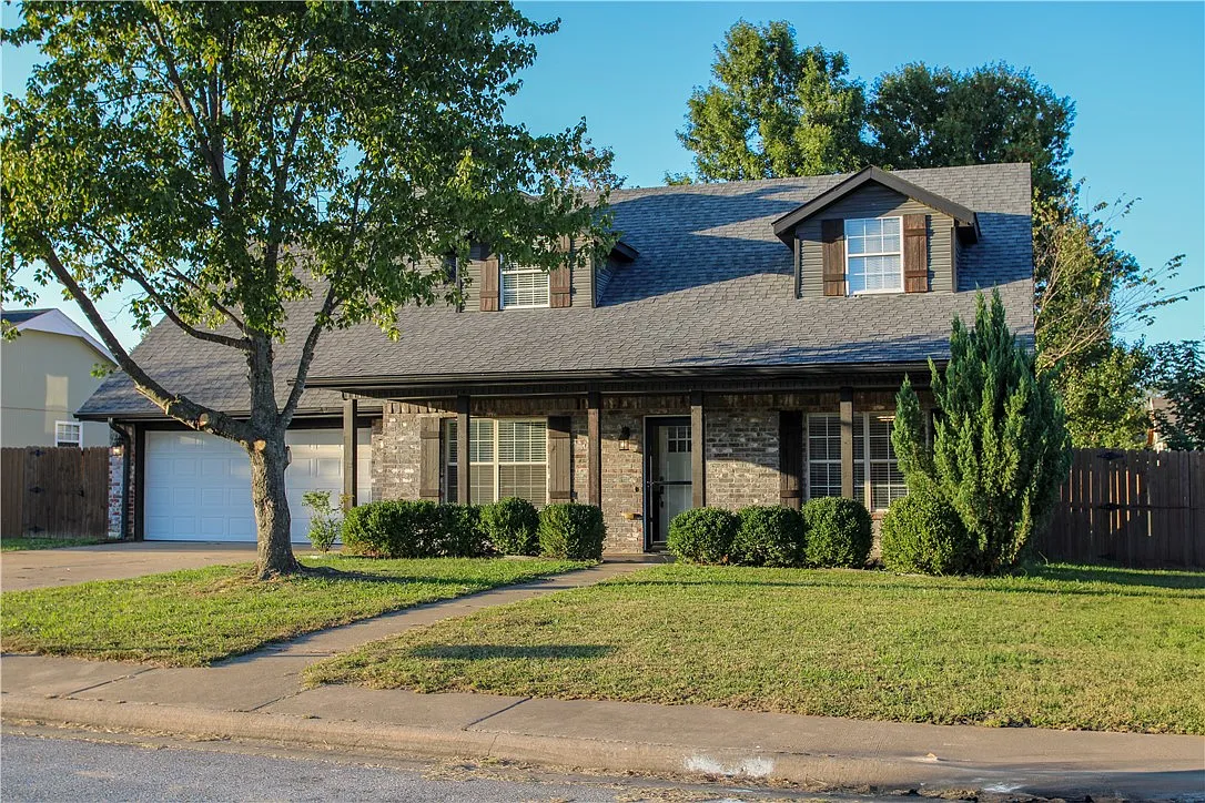 4 bed, 2.5 bath, 2285 sqft, $2,200 — Photo 1