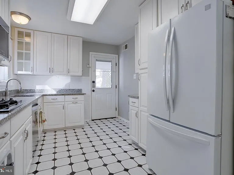 7117 Hadlow Ct — Photo 14