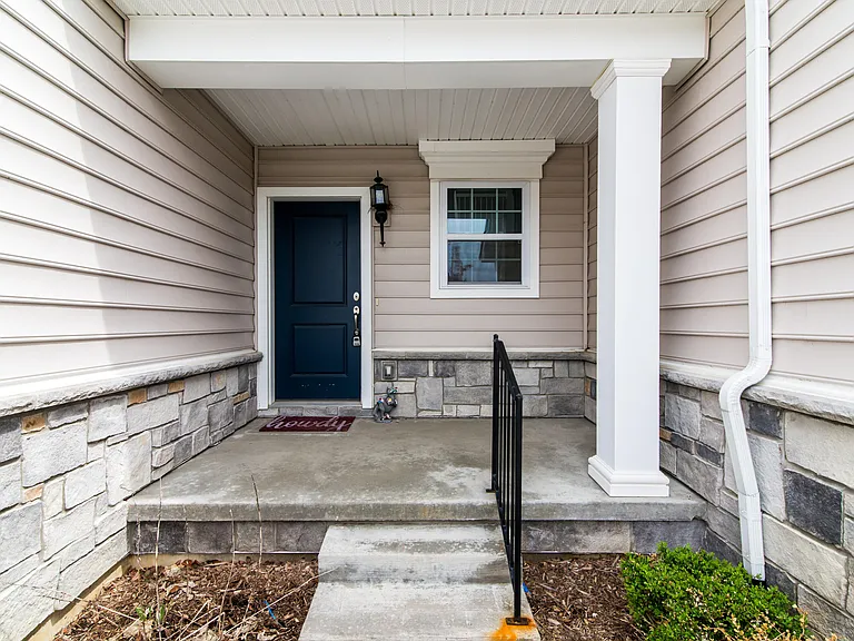 2544 Oxford Cir — Photo 2
