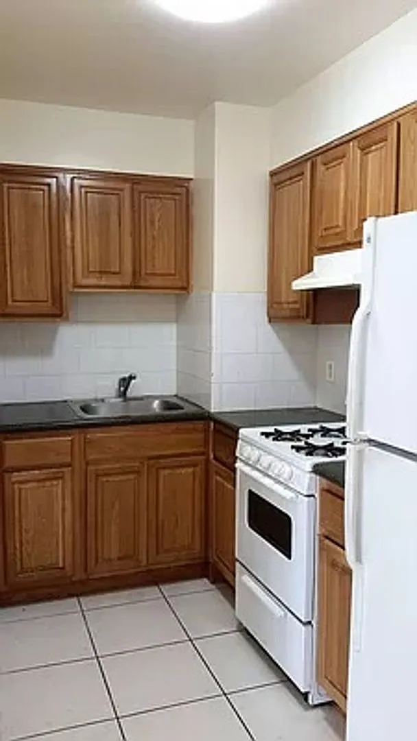 141-33 Pershing Crescent — Photo 3