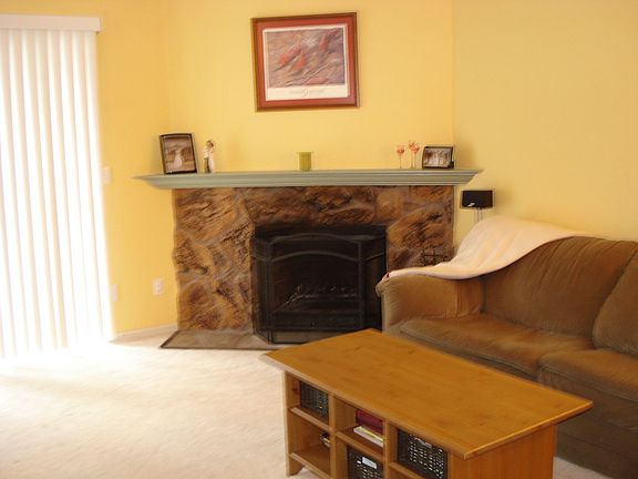 Living rm w/fireplace