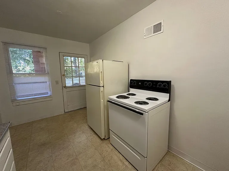 226 N Main St — Photo 3