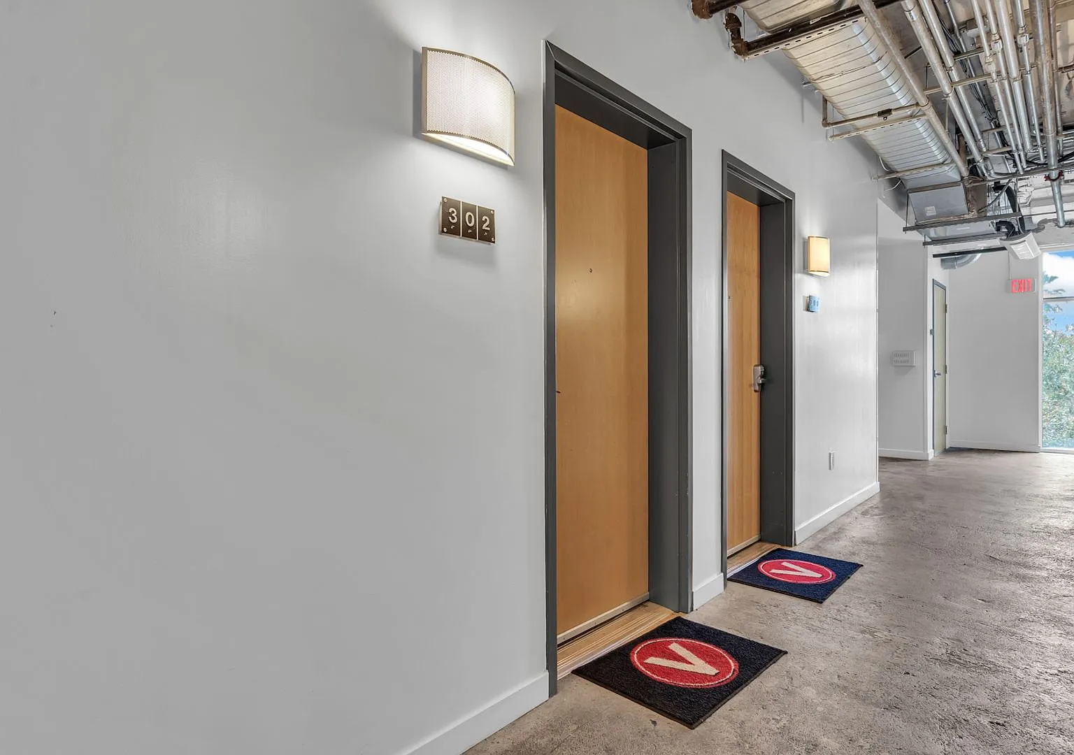 Modern 1/1 Channelside Condo — Photo 4