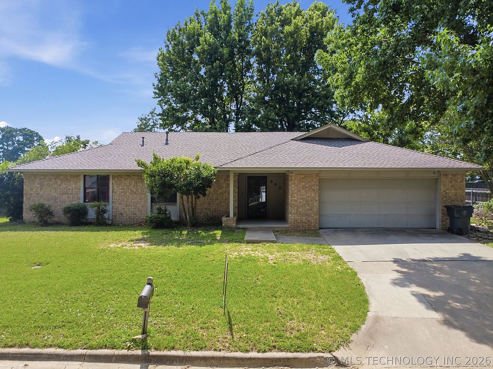 1st image of 902 Cardinal Ln