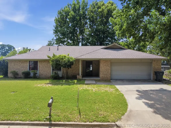 902 Cardinal Ln, Okmulgee, OK 74447
