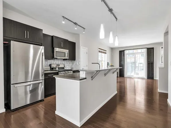 439 E Ascot Cir SW, Calgary, AB T3H 0X3