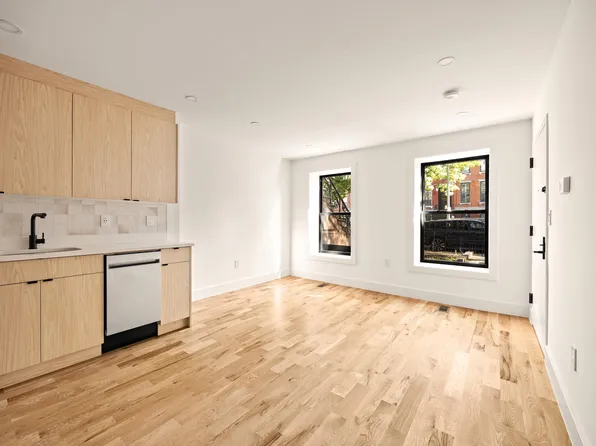 569 Monroe Street image 21 of 23