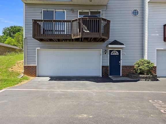 3rd image of 872 Camelot Ln