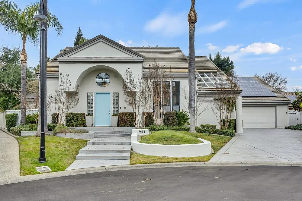 943 Shore Breeze Dr photo 1