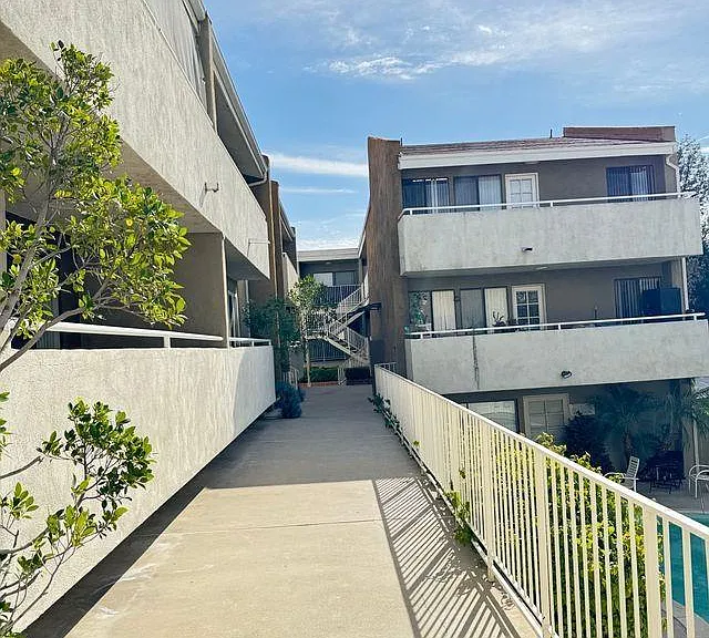 18144 Burbank Blvd #203 — Photo 4