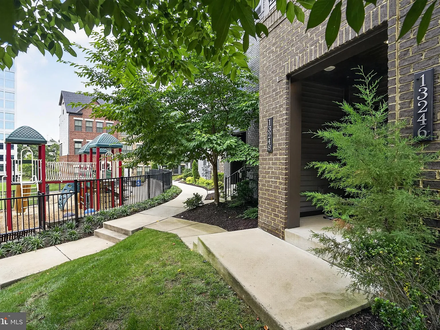 3 bed, 2.5 bath, 1816 sqft, $3,275 — Photo 2