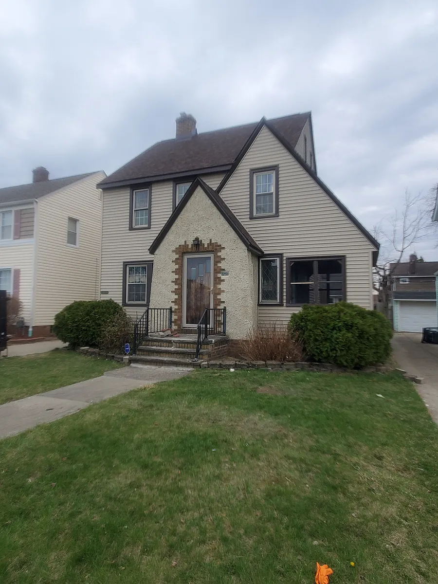 Building Photo - 301 E 194th St