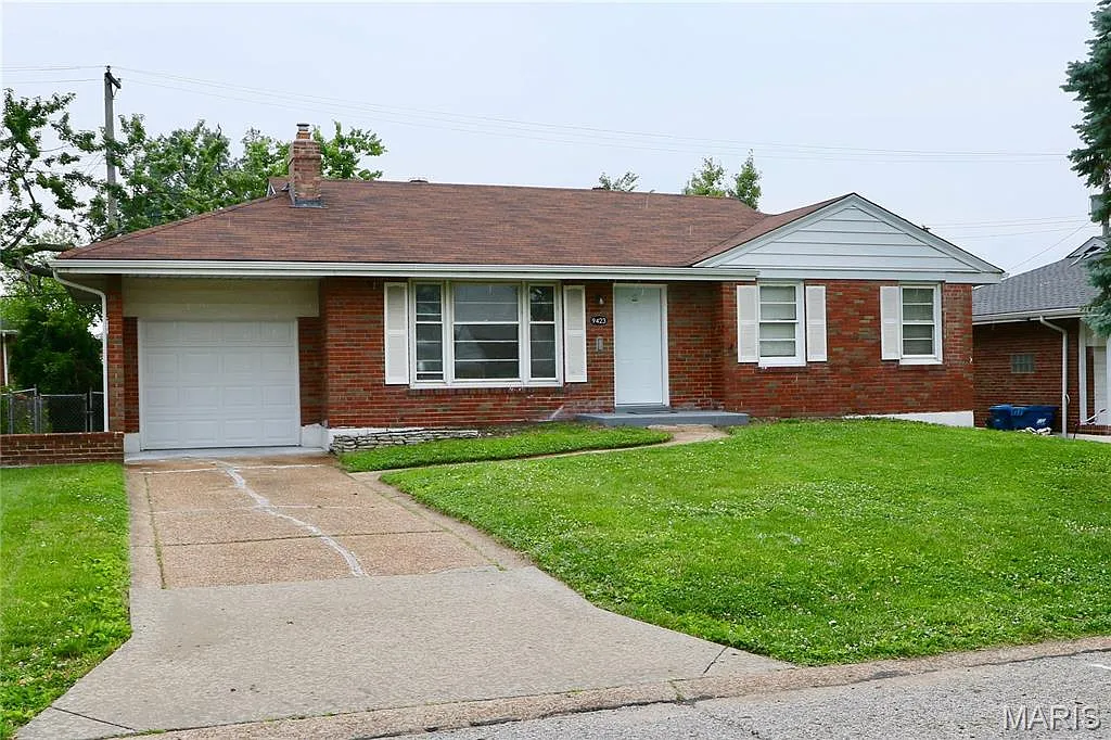 9423 Edgewater Dr photo 1