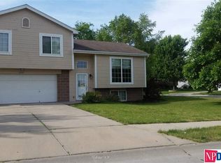 18739 T St, Omaha, NE 68135