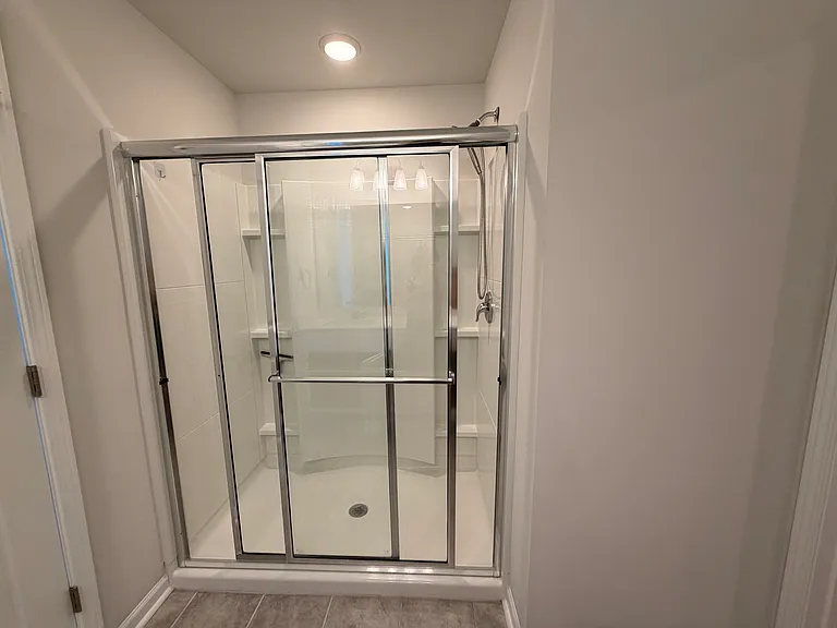 Primary bathroom (2/2)