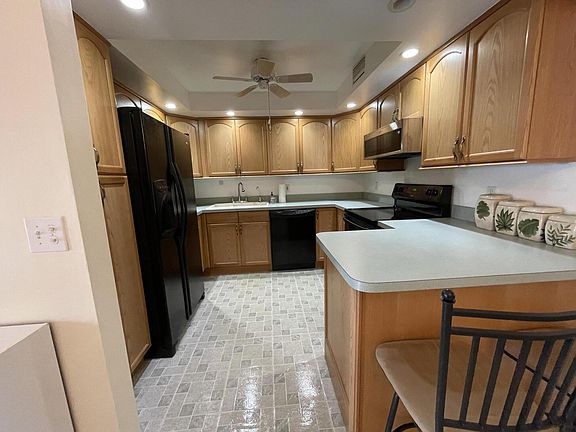 2nd image of 308 Wellington Dr E #L