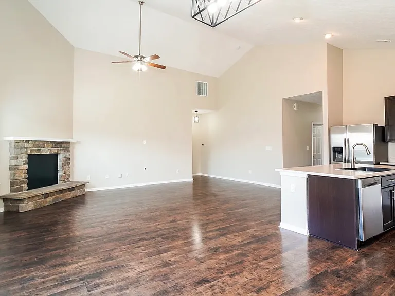 823 Fieldstone Dr — Photo 1