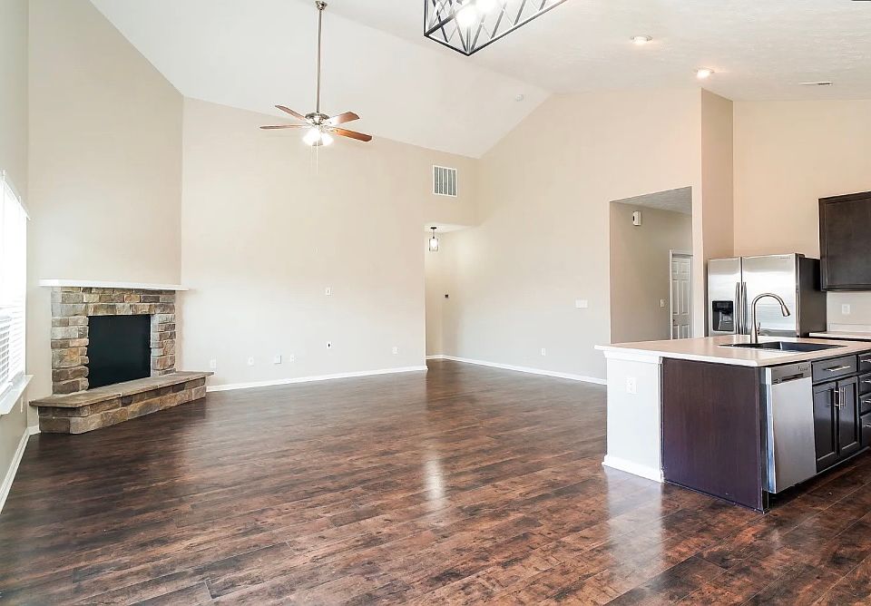 1st image of 823 Fieldstone Dr