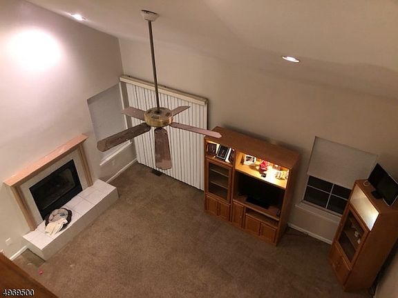 5th image of 42 Crestwood Cir