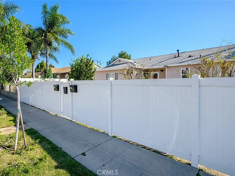 14298 Van Nuys Blvd — Photo 21