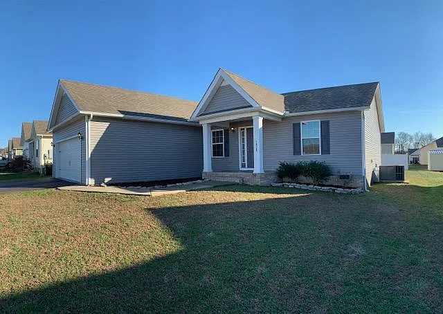 1829 Elizabeth Ln — Photo 2