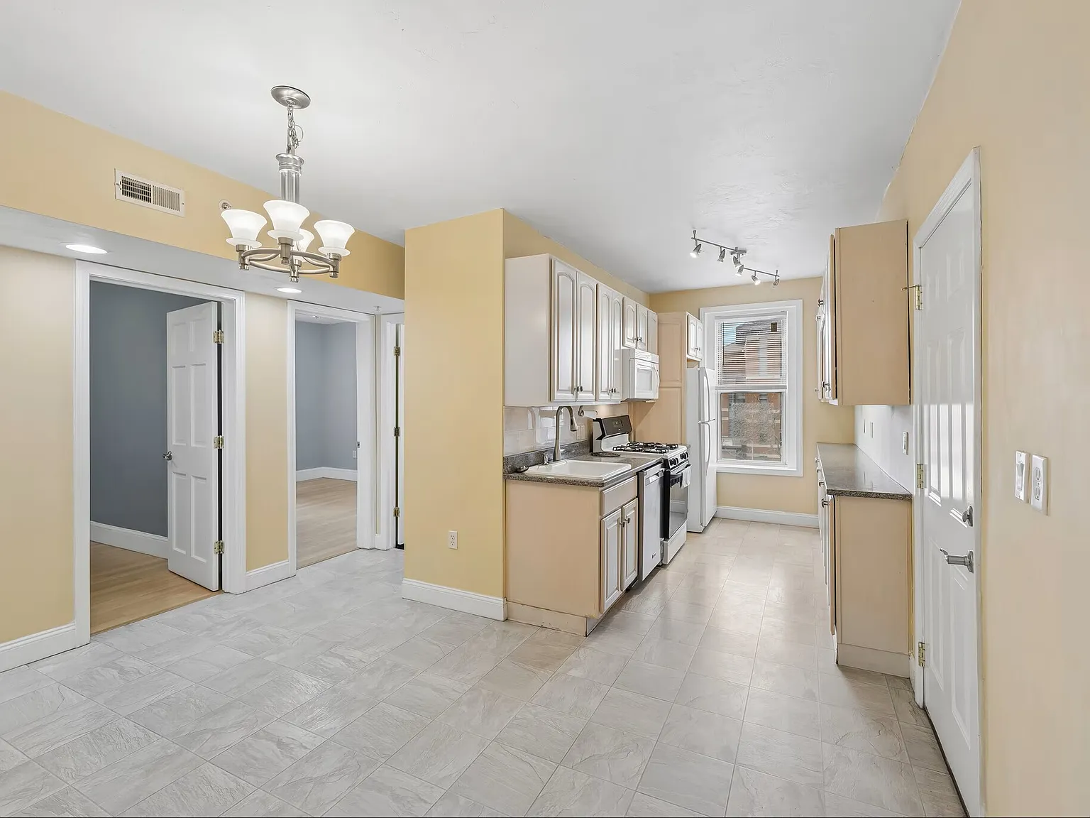 3 bed, 1086 sqft, $2,100 — Photo 3