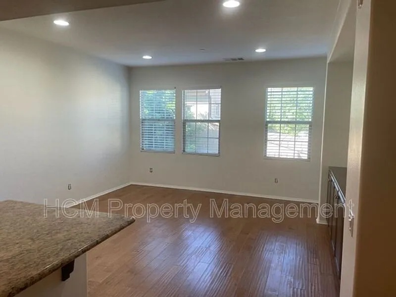 3 bed, 3.0 bath, 1750 sqft, $4,200 — Photo 4