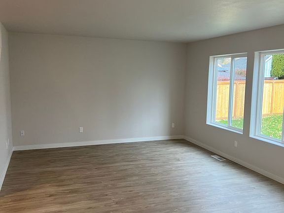 3rd image of 4200 Ingleside Dr SE