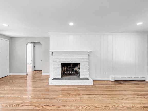 5th image of 580 Parker St