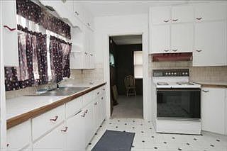 5th image of 104 Taft St