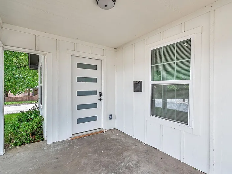 2525 Cole Ave — Photo 2
