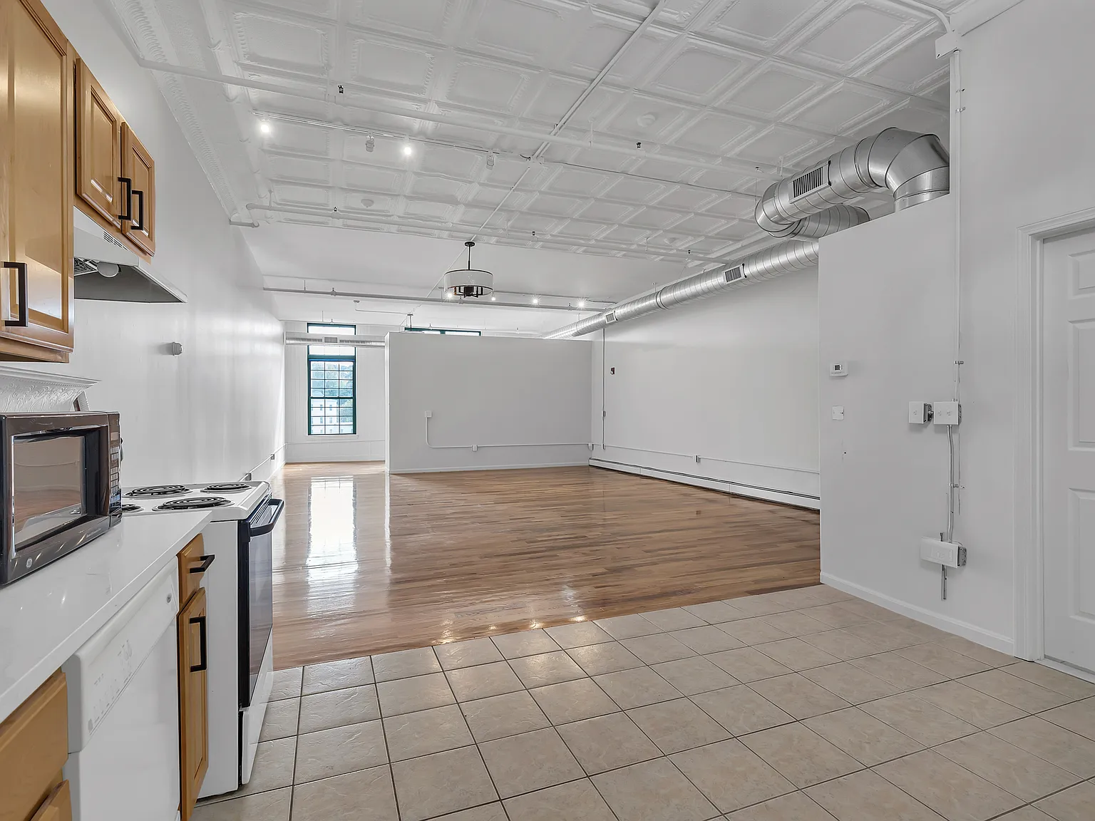 1 bed, 1100 sqft, $1,900 — Photo 4