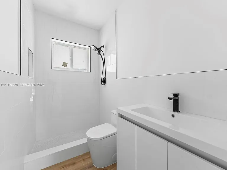 300 NW 7th Ave #1 — Photo 7