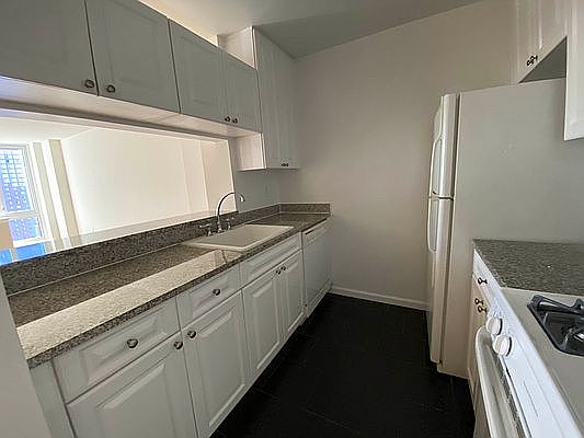 2nd image of 325 W 43rd St #2D