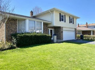 1903 E Robinhood Ln, Arlington Heights, IL 60004