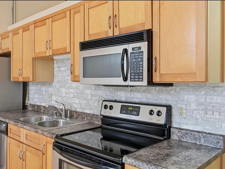 585 S Upper St — Photo 8